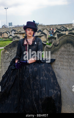 Ein Goth auf dem Gelände des St. Marys Kirche, Whitby Whitby "Goth" Wochenende Stockfoto