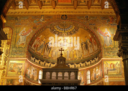 Wandmalereien und Deckenmalereien hinter dem Altar in der Kirche Santa Maria in Trastevere, Altstadt, Rom, Italien, Europa Stockfoto