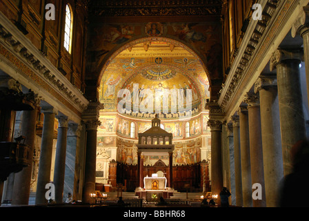 Altar, Wandmalereien und Deckenmalereien hinter dem Altar in der Kirche Santa Maria in Trastevere, Altstadt, Rom, Italien, Europa Stockfoto