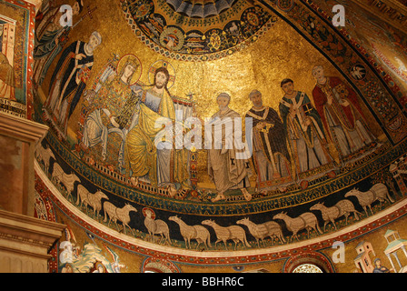 Wandmalereien und Deckenmalereien hinter dem Altar in der Kirche Santa Maria in Trastevere, Altstadt, Rom, Italien, Europa Stockfoto