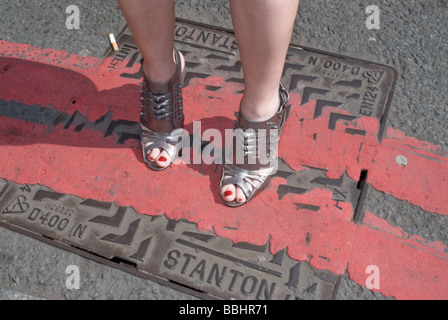 Metallische Bronze high Heel Schuhe auf Stanton abtropfen lassen Stockfoto