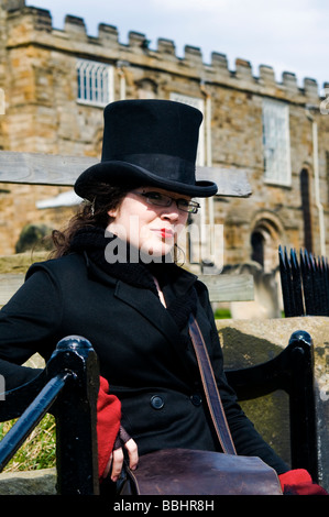 Ein Goth auf dem Gelände des St. Marys Kirche, Whitby Whitby "Goth" Wochenende Stockfoto