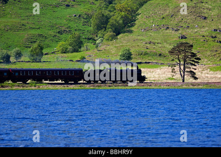 Jacobite Dampfzug mit Loch Eilt im Vordergrund, Lochaber, Schottland, UK, Europa Stockfoto