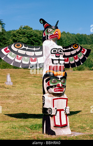 Kwakwaka (Kwakiutl) Totempfahl, Alert Bay, BC, Britisch-Kolumbien, Kanada - Namgis Grabstätten auf Kormoran-Insel Stockfoto