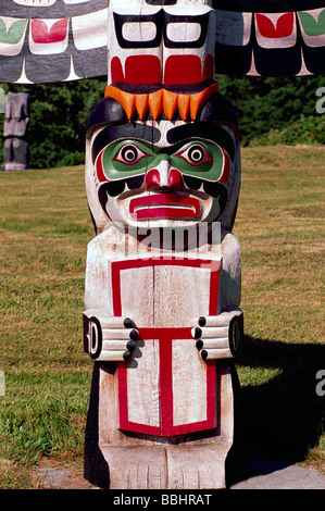 Kwakwaka (Kwakiutl) Totempfahl, Alert Bay, BC, Britisch-Kolumbien, Kanada - Namgis Grabstätten auf Kormoran-Insel Stockfoto