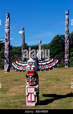 Kwakwaka (Kwakiutl) Totempfähle, Alert Bay, BC, Britisch-Kolumbien, Kanada - Namgis Grabstätten auf Kormoran-Insel Stockfoto