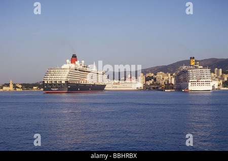 Cunard Line Kreuzfahrtschiff 'Queen Victoria' im Hafen von Palma De Mallorca. Stockfoto