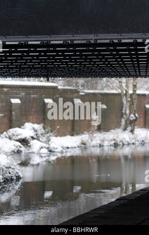 Unterstützung der Träger, der eine Straße über einen Kanal mit Nahaufnahmen auf die Schrauben, die die Streben verbinden Stockfoto