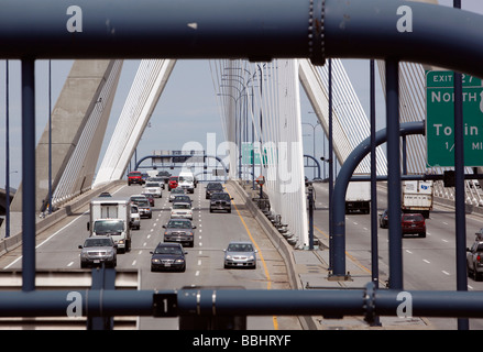 Die Interstate 93 über Zakim Bunker Hill Bridge, Boston, Massachusetts Stockfoto