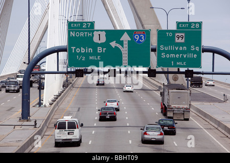 Die Interstate 93 über Zakim Bunker Hill Bridge, Boston, Massachusetts Stockfoto