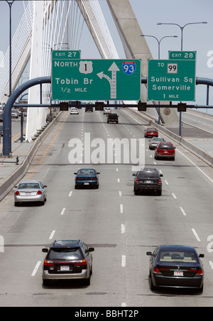 Die Interstate 93 über Zakim Bunker Hill Bridge, Boston, Massachusetts Stockfoto