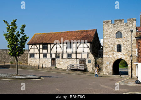 Die mittelalterlichen Fachwerk Tudor Händler Halle steht neben der befestigten Turm Westgate, Southampton Stockfoto