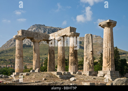 Blick über das 5. Cen BC-Gelände des Tempels des Apollo auf antike Korinth, Peloponnes, Griechenland Stockfoto