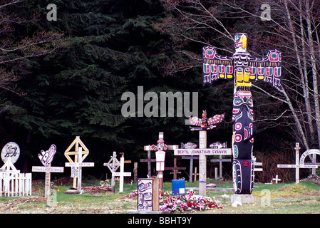 Kwakwaka (Kwakiutl) Totempfähle im ersten Nationen Friedhof, Alert Bay, BC, Britisch-Kolumbien, Kanada - Kormoran-Insel Stockfoto