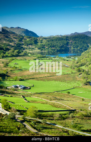 Blick von Snowdon Pass nach Llyn Gwynant in Wales an einem schönen Sommertag, North Wales, UK Stockfoto