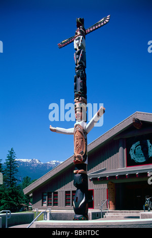 Salish Totempfahl in Squamish Nation "Totem Halle" Squamish British Columbia Kanada Stockfoto