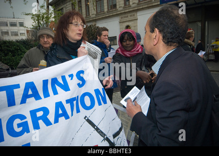 Demonstration in London Büros von Kalyx, Harmondsworth Immigration Removal Centre gegen Menschenrechtsverletzungen dort laufen Stockfoto