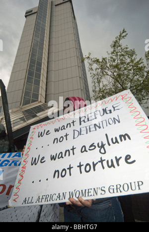 Demonstration in London Büros von Kalyx, Harmondsworth Immigration Removal Centre gegen Menschenrechtsverletzungen dort laufen Stockfoto