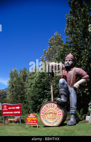 Die riesigen Logger Skulptur an der Squamish Adventure Centre und Tourist Information Centre in Squamish British Columbia Kanada Stockfoto