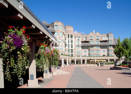 Hängende Blumenkörbe und "Le Chamois" Hotel in Whistler-Blackcomb Resort-British Columbia-Kanada im Sommer Stockfoto