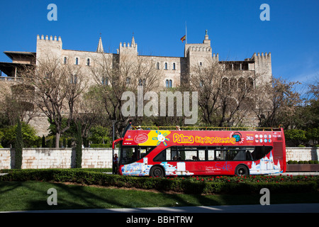 Tourismus-Sightseeing-Bus außerhalb königlichen Palast Palma Mallorca Spanien Stockfoto