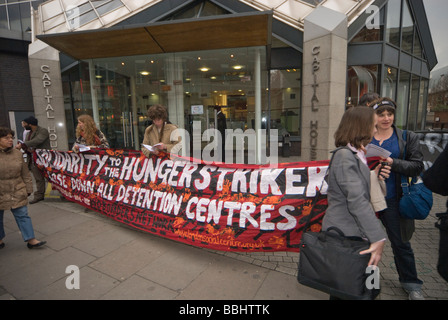 Demonstration in London Büros von Kalyx, Harmondsworth Immigration Removal Centre gegen Menschenrechtsverletzungen dort laufen Stockfoto