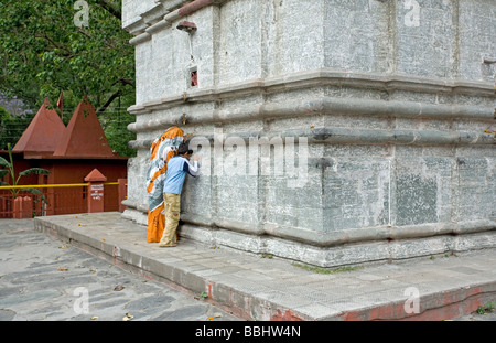 Mutter und Sohn an Vishwanath Tempel beten. Uttarkashi. Uttarakhand. Indien Stockfoto