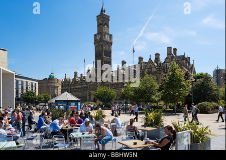 Cafe vor Rathaus, Centenary Square, Bradford, West Yorkshire, England Stockfoto