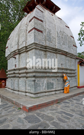 Frau an Vishwanath Tempel beten. Uttarkashi. Uttarakhand. Indien Stockfoto