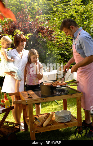 Familie Grill im Garten genießen Stockfoto