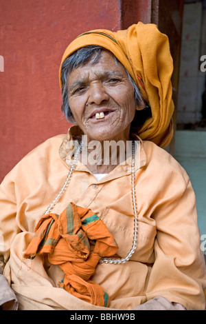 Frau Bettler Vishwanath Tempel. Uttarkashi. Uttarakhand. Indien Stockfoto