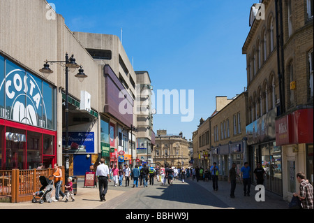 Geschäfte auf Kirkgate im Stadtzentrum, Bradford, West Yorkshire, England Stockfoto