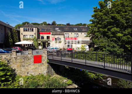 Das Old Bridge Hotel und Pub am Ufer des Flusses Holme, Holmfirth, West Yorkshire, England Stockfoto