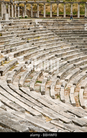 Blick über gestaffelten Sitzreihen im massiven Stadion am antiken Messene, Ithomi, Messinia, südlichen Peloponnes, Griechenland Stockfoto