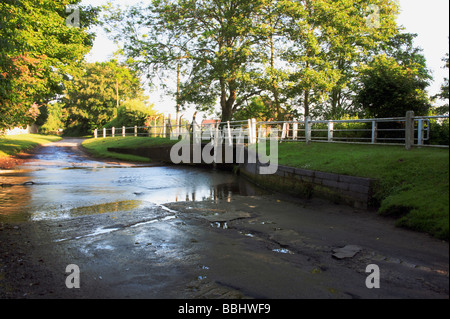 Ford und Fußgänger Fußgängerbrücke über den Fluss Toynbee bei großen Walsingham, Norfolk, Großbritannien. Stockfoto