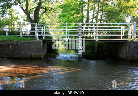 Ford und Fußgänger Fußgängerbrücke über den Fluss Toynbee bei großen Walsingham, Norfolk, Großbritannien. Stockfoto