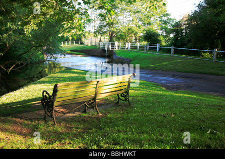 Sitz von einem Ford und Fußgänger Fußgängerbrücke über den Fluss Toynbee bei großen Walsingham, Norfolk, Großbritannien. Stockfoto