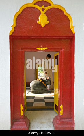 Heilige Kuh Skulptur. Vishwanath Tempel. Uttarkashi. Uttarakhand. Indien Stockfoto