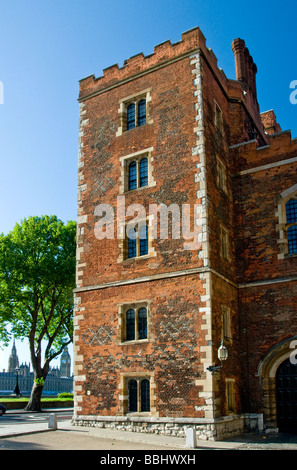 Mortons Turm am Tudor Torhaus Eingang Lambeth Palace mit Houses Of Parliament hinter Lambeth London England UK Stockfoto