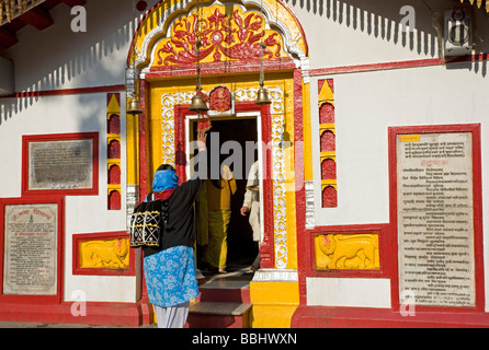 Pilger am Vishwanath Tempel. Uttarkashi. Uttarakhand. Indien Stockfoto