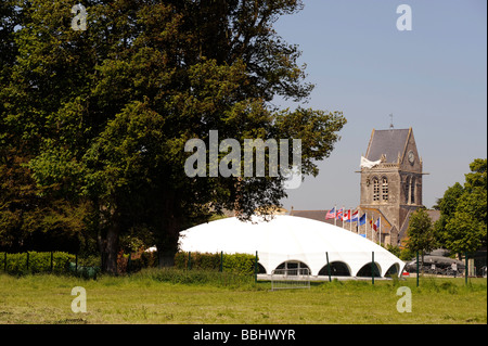 D-Day-Kirche und Airborne Museum im Sainte Reine Eglise Manche Normandie Normandie Frankreich des zweiten Weltkriegs Stockfoto