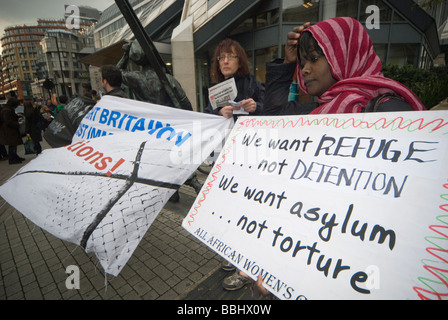 Demonstration in London Büros von Kalyx, Harmondsworth Immigration Removal Centre gegen Menschenrechtsverletzungen dort laufen Stockfoto