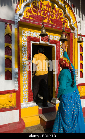 Pilger am Vishwanath Tempel. Uttarkashi. Uttarakhand. Indien Stockfoto