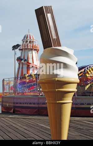 Ein Kunststoff Eistüte auf Clacton pier Stockfoto