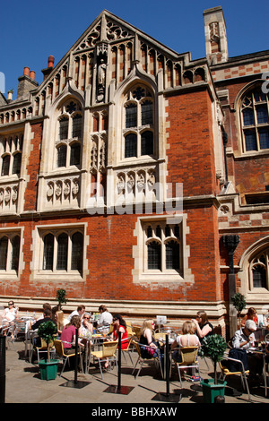 Straßencafé St Johns Straße hinter ist eine Fakultät für College Gebäude Göttlichkeit Cambridge uk Stockfoto