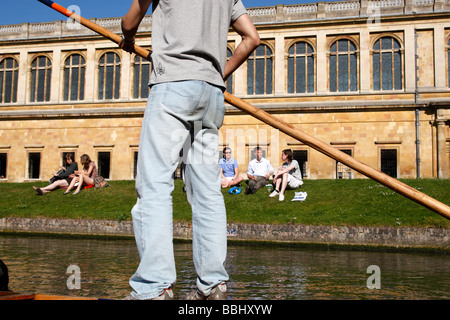 Bootfahren auf dem Fluss Cam hinter dem Zaunkönig Bibliothek Trinity College in einem Gebiet, bekannt als der Rücken ist Cambridge uk Stockfoto