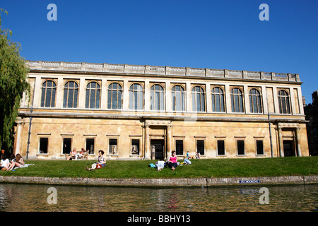 außen von dem Zaunkönig Bibliothek Trinity College vom Fluss Cam in einem Gebiet, bekannt als der Rücken Cambridge uk Stockfoto