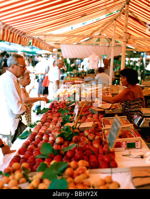 Obst-Gemüse-Markt am Cours Saleya schön südlich von Frankreich EU FR FRA Frankreich Provence Alpes Côte d Azur Département Alpes Stockfoto