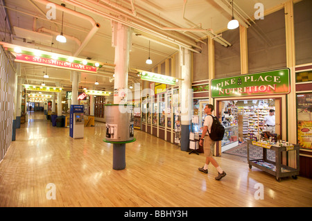 Untere Ebene Geschäfte in der Pike Place Market in Seattle WA, USA Stockfoto
