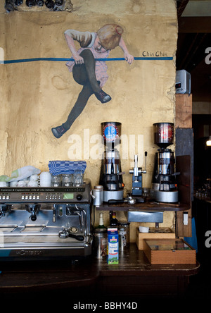 Detail des Interieurs von Bar und Café auf der Oranienstraße im böhmischen Kreuzberg Berlin Stockfoto